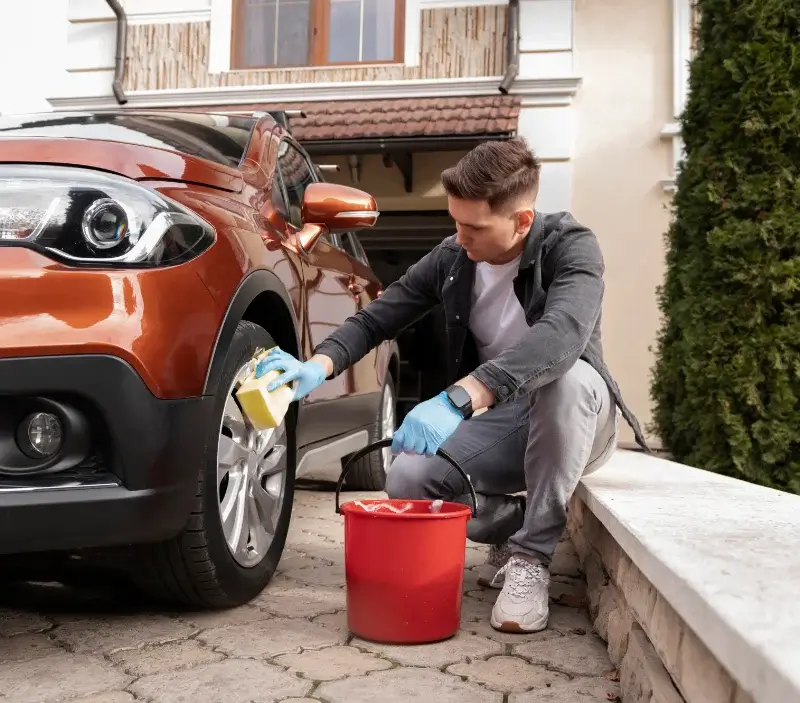 Lavage auto à domicile Saumane : professionnel intervenant sur un véhicule
